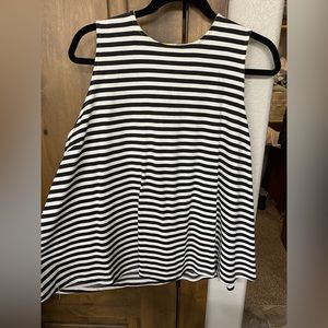 Cute black & white flowy top